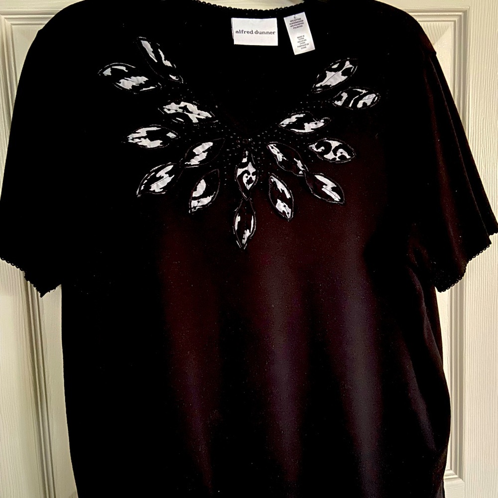 Alfred Dunner Beaded Cotton/Polyester Short Sleeve V-Neck Top. Ladies Size L.